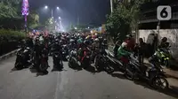 Sejumlah pemudik motor mematikan kendaraannya di kawasan posko penyekatan mudik di Kedungwaringin, Kabupaten Bekasi, Jawa Barat, Senin (10/5/2021). Sejumlah pemudik motor mematikan kendaraannya untuk menolak diputarbalikkan oleh petugas di posko penyekatan mudik. (Liputan6.com/Herman Zakharia)