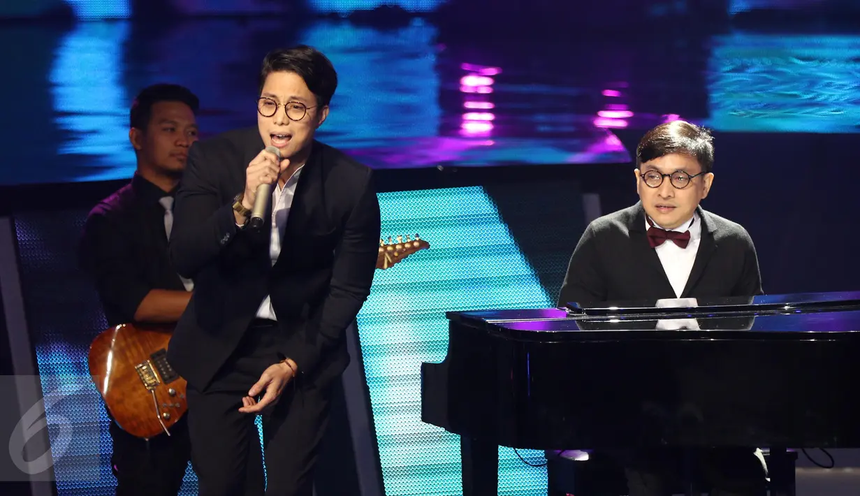 Yovie Widianto berkolaborasi dengan Dikta di Konser Raya 22 Indosiar, Jakarta, Rabu (11/1). Konser Raya 22 Indosiar berlangsung meriah dengan menghadirkan musisi papan atas Indonesia dan Internasional. (Liputan6.com/Herman Zakharia)