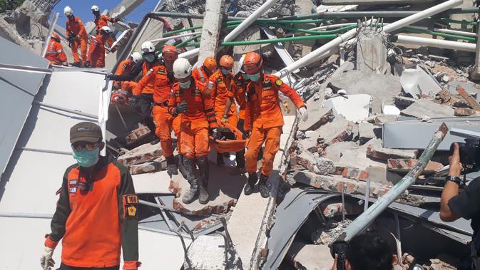Tim Sar mengevakuasi korban gempa Palu dan Donggala. (Basarnas)
