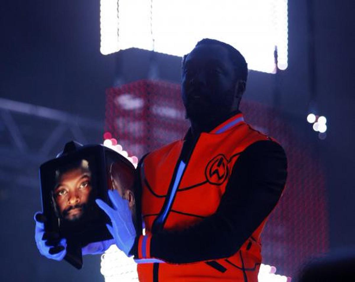 Will.I.am sulap iPad jadi topeng hidup