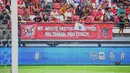 Suporter membentang spanduk bertuliskan "We Wrote History Together, Thank You Coach" sebagai ucapan terima kasih kepada Teco di laga menghadapi Madura United. (Bola.com/Alit Binawan)