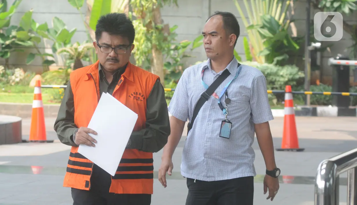 Kepala Kantor Pelayanan Pajak Penanaman Modal Asing Tiga Kanwil Jakarta Khusus Yul Dirga (kiri) saat tiba di Gedung KPK, Jakarta, Kamis (26/12/2019). Yul diperiksa sebagai tersangka dalam kasus dugaan suap pemeriksaan atas restitusi pajak PT WAE tahun pajak 2015 dan 2016. (merdeka.com/Dwi Narwoko)