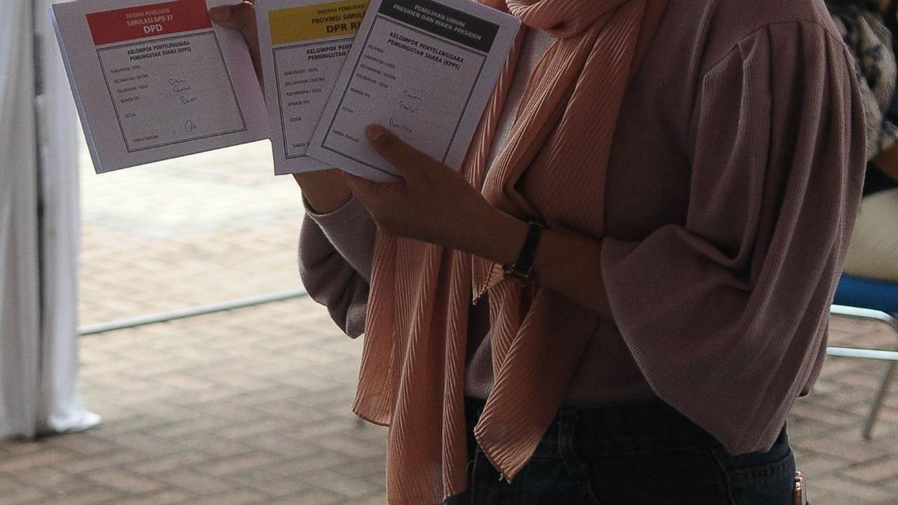 Surat suara ditunjukkan dalam simulasi pemungutan dan penghitungan suara Pemilu 2024 yang diadakan KPU Jakarta Pusat, pada Rabu (17/1/2024).
