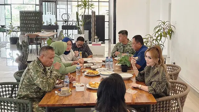 Potret Momo Geisha Bernyanyi di Tengah Pasukan TNI, Duet Bareng Jenderal Bintang Tiga