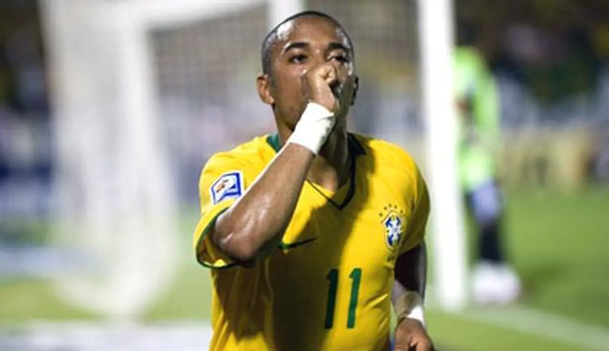 Brazilian striker Robinho celebrates after scoring against Paraguay during their FIFA World Cup South Africa 2010 qualifier match at Arruda stadium in Recife, Brazil on June 10, 2009. AFP PHOTO/ANTONIO SCORZA
