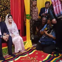 Berikut gaya kompak dengan nuansa pink Kahiyang Ayu dan Bobby Nasution saat menjalani prosesi pemberian marga. (Foto: Liputan6.com/Aditya Eka Prawira)