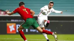 Penyerang Prancis, Antoine Griezmann, melepaskan tendangan saat melawan Portugal  pada laga UEFA Nations League di Stadion Da Luz, Minggu (15/11/2020). Prancis menang dengan skor 1-0. (AP/Armando Franca)