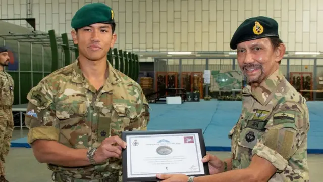 Pangeran Brunei Darussalam Abdul Mateen berseragam militer. (Instagram/@tmski)