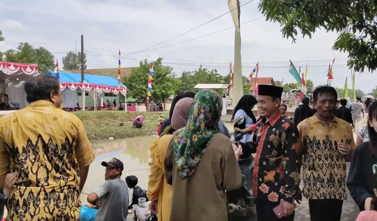 Tuangkan Satu Ton Ikan