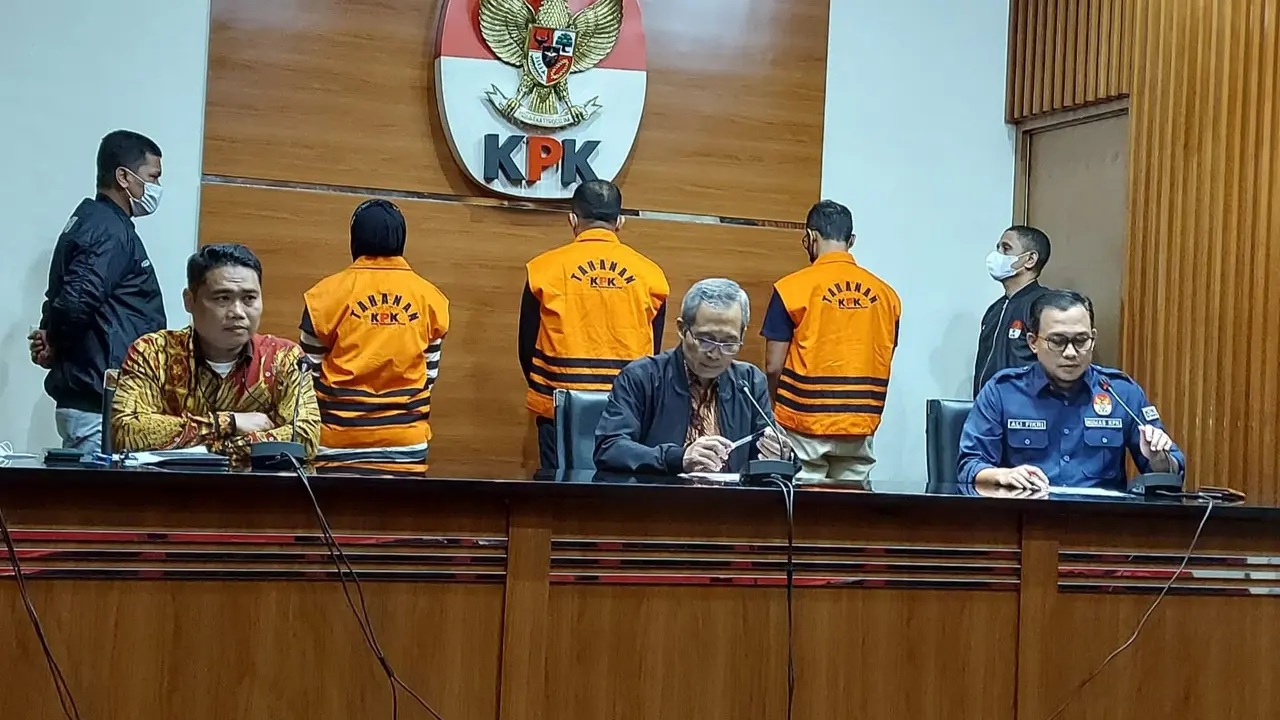 Komisi Pemberantasan Korupsi (KPK) menetapkan Bupati Kepulauan Meranti Muhammad Adil sebagai tersangka dalam tiga kasus dugaan korupsi.