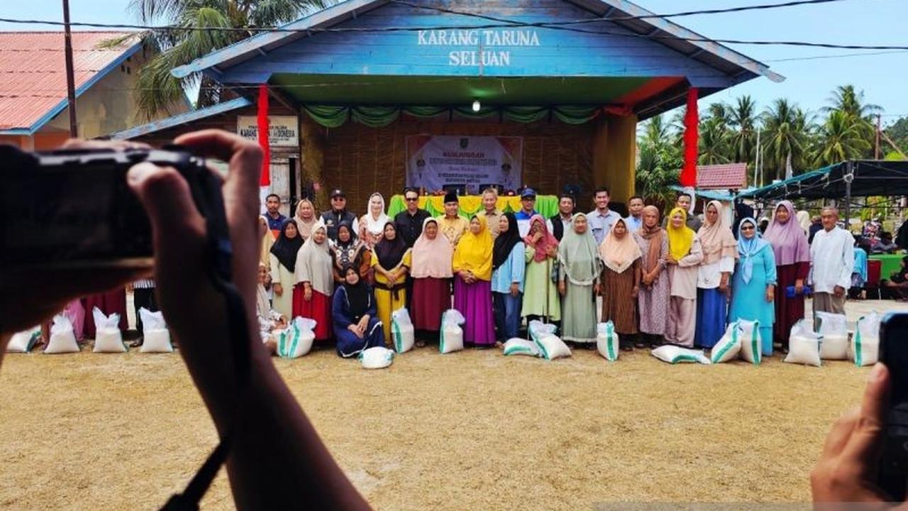 DKPP Natuna Salurkan Bantuan Beras Natuna untuk Warga Kurang Mampu di Pulau Seluan