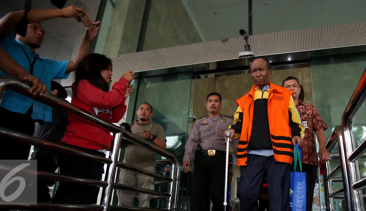 Mantan Direktur Pengelola Informasi Administrasi Ditjen Dukcapil Kemendagri, Sugiharto usai menjalani pemeriksaan KPK, Jakarta, Jum'at (21/10). Sugiharto diperiksa sebagai tersangka terkait kasus korupsi pengadaan e-KTP (Liputan6.com/Helmi Afandi)