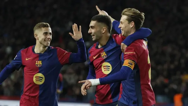 Pemain Barcelona merayakan gol Frenkie de Jong ke gawang Valencia pertandingan La Liga 2024/2025, Senin (27/1/2025) dini hari WIB. (c) AP Photo/Joan Monfort