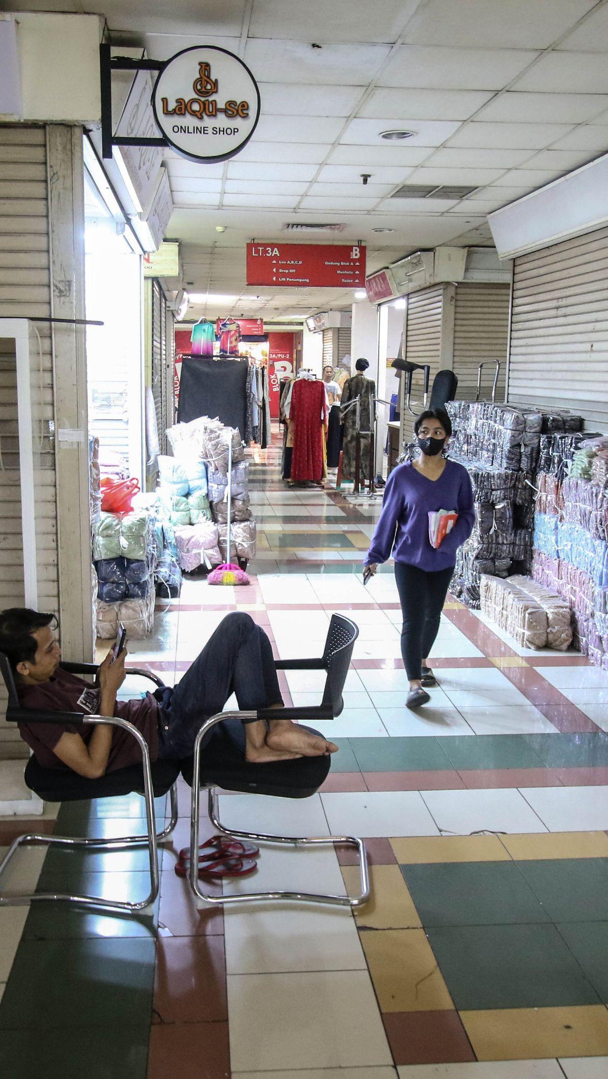 Kondisi ini membuat para penjual mulai mencari cara dan berusaha supaya tokonya tidak gulung tikar dan mengalami banyak kerugian.