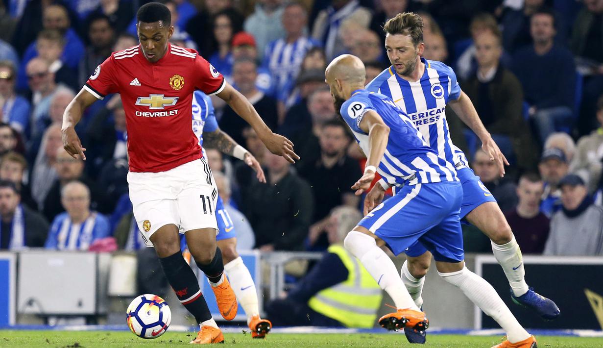 Pemain Manchester United, Anthony Martial (kiri) mencoba melewati kepungan para pemain Brighton pada lanjutan Premier League di AMEX Stadium, Brighton, (4/5/2018). MU kalah 0-1 dari Brighton. (Gareth Fuller/PA via AP)