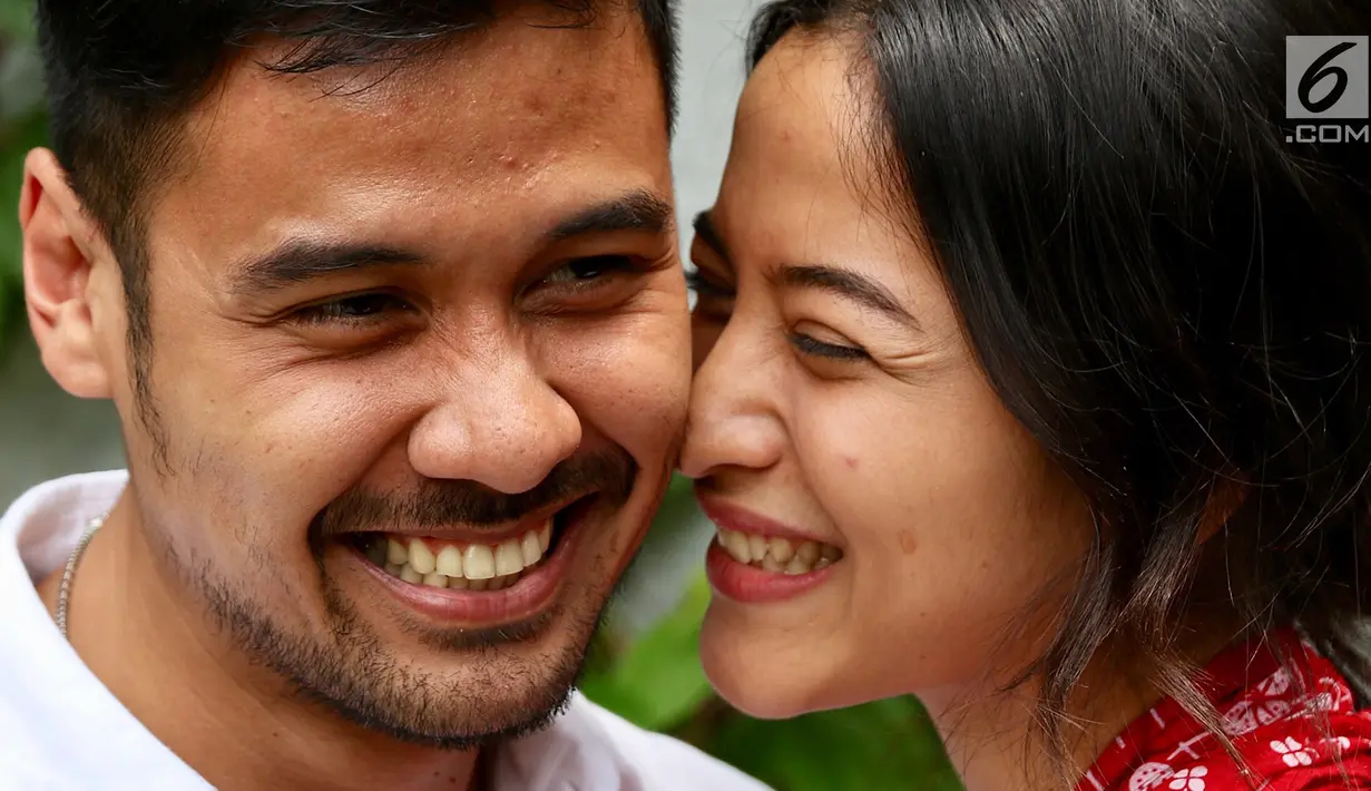 Pasangan selebritis Chicco Jerikho bersama istrinya Putri Marino berpose di hadapan wartawan, Jakarta, Kamis (8/3). Chicco dan Putri berbagi kisah keduanya hingga akhirnya menikah pada 3 Maret 2018. (Liputan6.com/Immanuel Antonius)