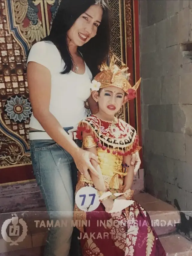 6 Potret Masa Kecil Shenina Cinnamon,