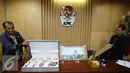 Petugas menunjukan tiga barang yang diduga termasuk dalam gratifikasi di Gedung KPK, Jakarta, Jumat (28/10). Barang tersebut diberikan perusahaan minyak asal Rusia untuk Presiden Jokowi seusai kunjungan kerjanya. (Liputan6.com/Helmi Affandi)