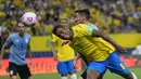 Pemain Brasil Alex Sandro menyundul bola saat melawan Uruguay pada pertandingan kualifikasi Piala Dunia 2022 di Arena da Amazonia, Manaus, Brasil, Kamis (14/10/2021). Brasil menang 4-1. (AP Photo/Andre Penner)