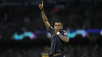 Selebrasi striker Real Madrid, Rodrygo setelah mencetak gol ke gawang Manchester City pada laga leg kedua perempatfinal Liga Champions 2023/2024 di Etihad Stadium, Manchester, Rabu (18/4/2024). (AP Photo/Dave Shopland)