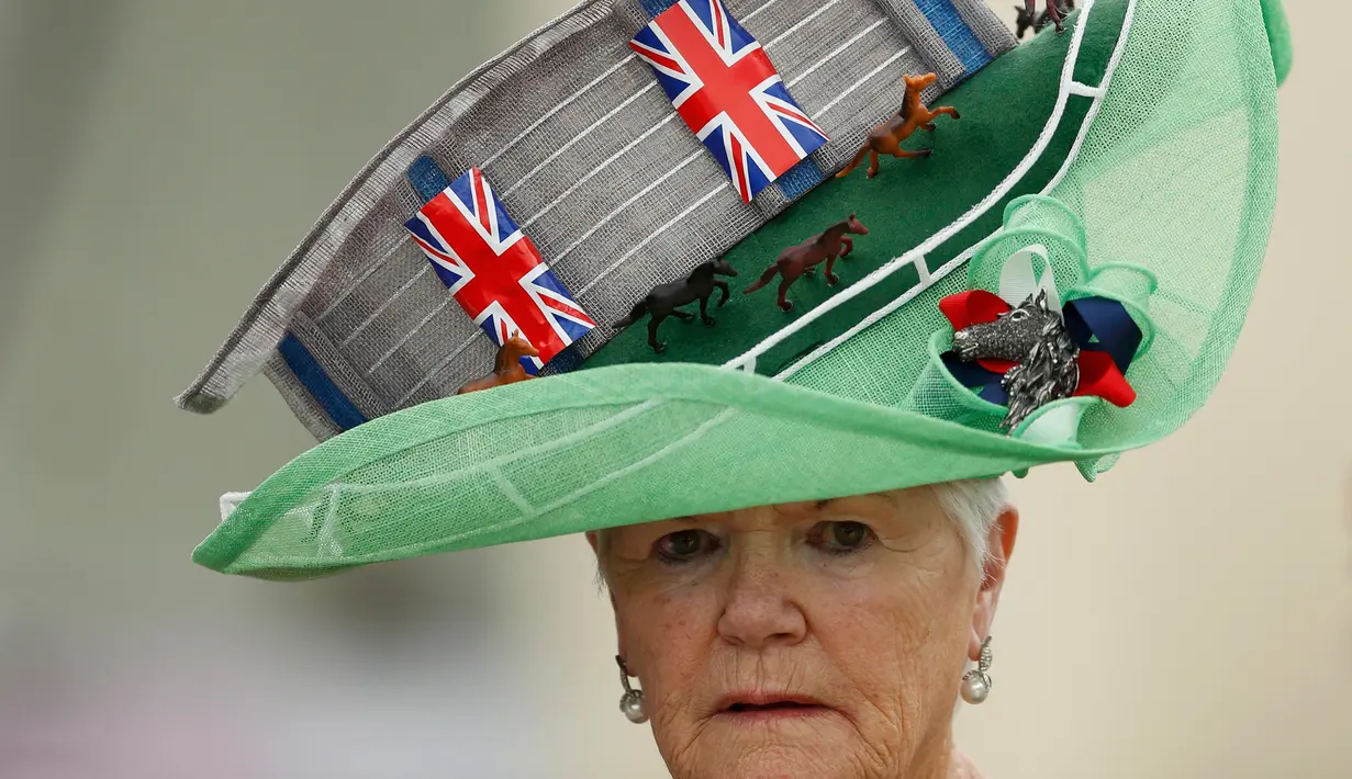 Seorang nenek penggemar balap kuda menggunakan topi yang unik di Ascot Racecourse, Inggris, (16/6). Kegiatan ini juga bertepatan dengan hari wanita acegoers. (Reuters / Toby Melville)