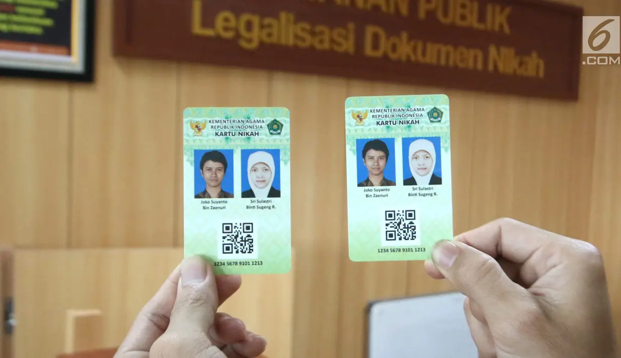 Petugas Kementerian Agama (Kemenag) menunjukan kartu nikah di kantor Kemenag, Jakarta, Rabu (14/11). Kartu nikah akan terhubung melalui aplikasi Sistem Informasi Manajemen Nikah (SIMKAH) yang memuat data pasangan pengantin. (Liputan6.com/Angga Yuniar)