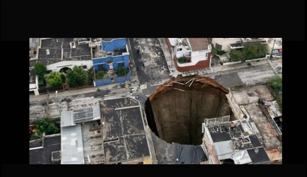 Sinkhole paling tersohor berada di Ibu Kota Guatemala City, Guatemala. Peristiwa yang terjadi pada 30 Mei 2010 ini menyebabkan sebuah gedung tertelan ke dalam lubang selebar 18,2 meter dengan kedalaman 91,4 meter. (Istimewa)