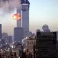 (FILES) Dalam file foto asap dan api meletus dari menara kembar World Trade Center setelah pesawat komersial sengaja menabrak gedung-gedung di Manhattan, New York pada 11 September 2001. (AFP/Seth Mcallister)