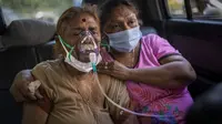 Seorang pasien COVID-19 menerima oksigen di dalam mobil yang disediakan oleh Gurdwara, rumah ibadah Sikh, di New Delhi, India, 24 April 2021. Gelombang pandemi kedua telah melanda India dengan sangat dasyat dan menyebabkan lonjakan harian lebih dari 300.000 kasus. (AP Photo/Altaf Qadri)