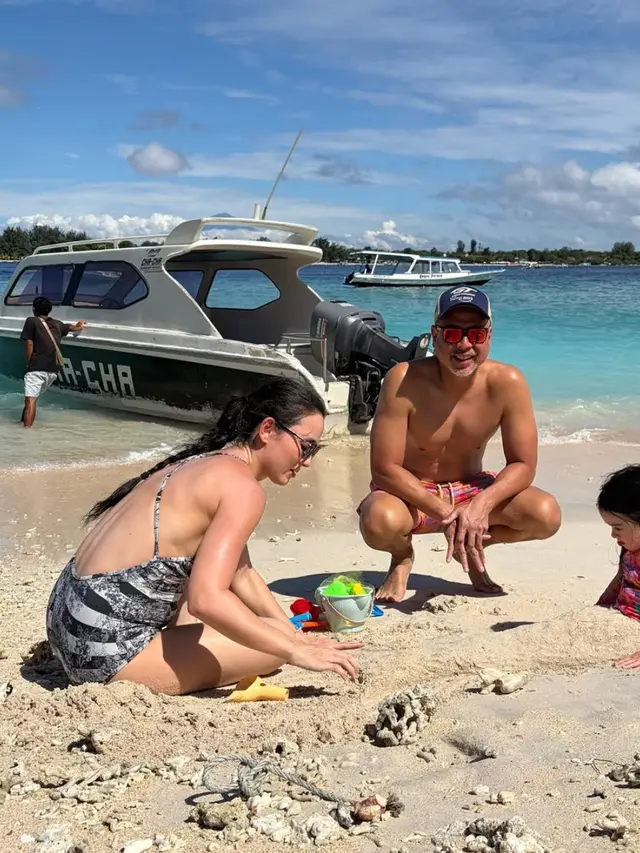 Julie Estelle Sedang Hamil Anak ke-2 saat liburan ke Lombok pakai baju renang. [@julstelle]