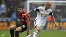 Gelandang Swansea City Jonjo Shelvey Berhadapan dengan Michael Charrick di Stadion Libert, pada 17 Agustus 2013. (AFP/Ian Kington)