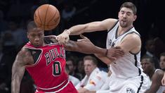 Chicago Bulls, Isaiah Canaan #0 berbeut bola dengan Brooklyn Nets guard, Joe Harris (kanan) pada laga NBA basketball game, (31/10/2016) Bulls menang 118-88. (AP/Mary Altaffer)