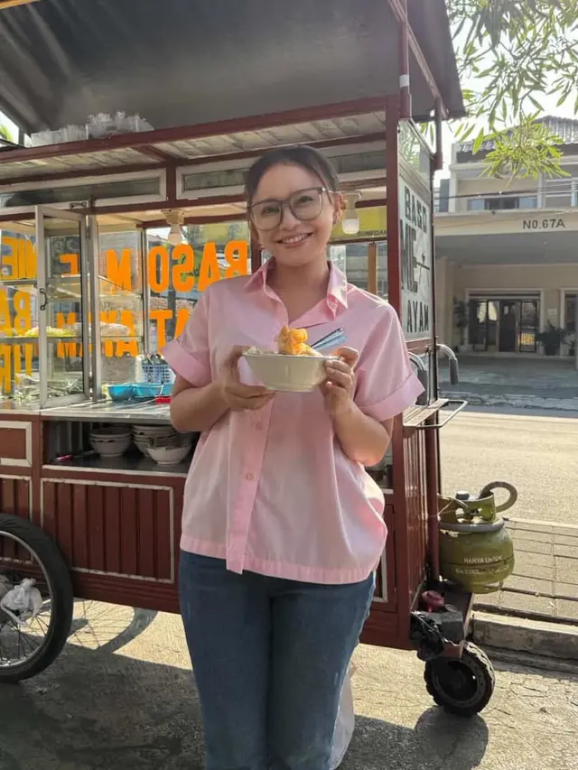 Rossa saat jajan di kaki lima tampak sederhana pakai kemeja pink. [@itsrossa910]