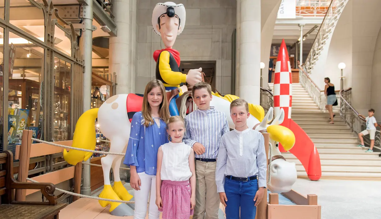 (ki-ka) Putri mahkota Elisabeth, putri Eleonore, pangeran Gabriel dan pangeran Emmanuel berfoto bersama saat mengunjungi pusat komik Belgia di Brussels, Belgia (19/7). (REUTERS/Laurie Dieffembacq/Pool)