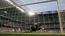 Penjaga gawang Juventus, Gianluigi Buffon gagal menghalau bola tendangan penalti Cristiano Ronaldo saat leg kedua semifinal Liga Champions di Stadion Santiago Bernabeu, Kamis (14/5/2015). Real Madrid bermain imbang 1-1 atas Juventus. (Reuters/Juan Medina)