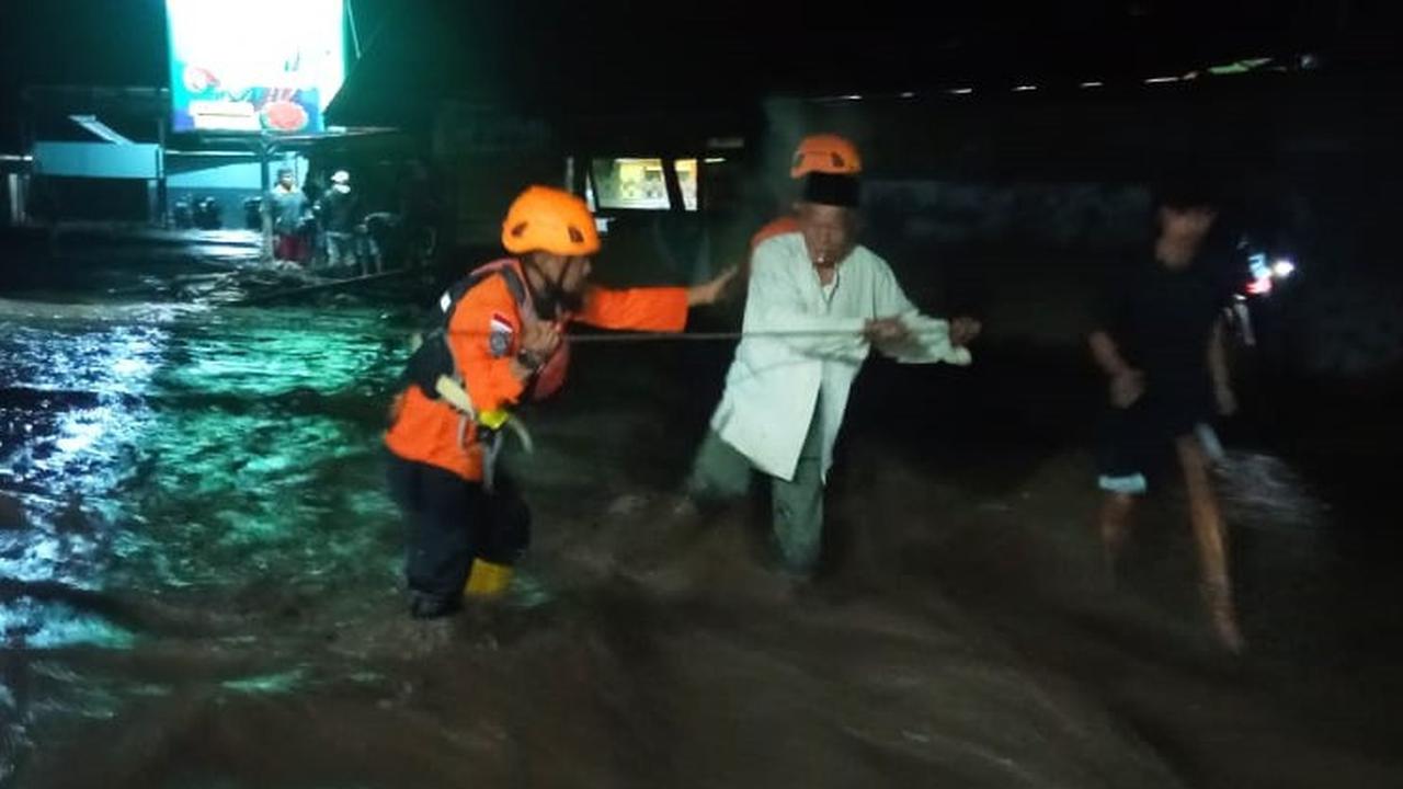 Proses evakuasi korban banjir lahar dingin di kaki Marapi, Kamis (5/4/2024). (Liputan6.com/ ist)