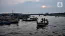 Aktivitas nelayan di kawasan pesisir Kalibaru, Cilincing, Jakarta Utara, Senin (19/9/2022). Sebelumnya, pemerintah per 3 September 2022 memutuskan untuk menaikkan harga BBM bersubsidi jenis solar menjadi Rp 6.800 per liter dari harga sebelumnya Rp 5.150 per liter. (merdeka.com/Iqbal S. Nugroho)