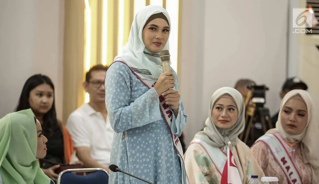 Peserta Puteri Muslimah Asia 2018 saat audensi dengan Komisi Penyiaran Indonesia (KPI) di Jakarta, Jumat (4/5). Kunjungan agar para peserta mengenal lebih dekat tugas dan tanggung jawab KPI. (Liputan6.com/Faizal Fanani)