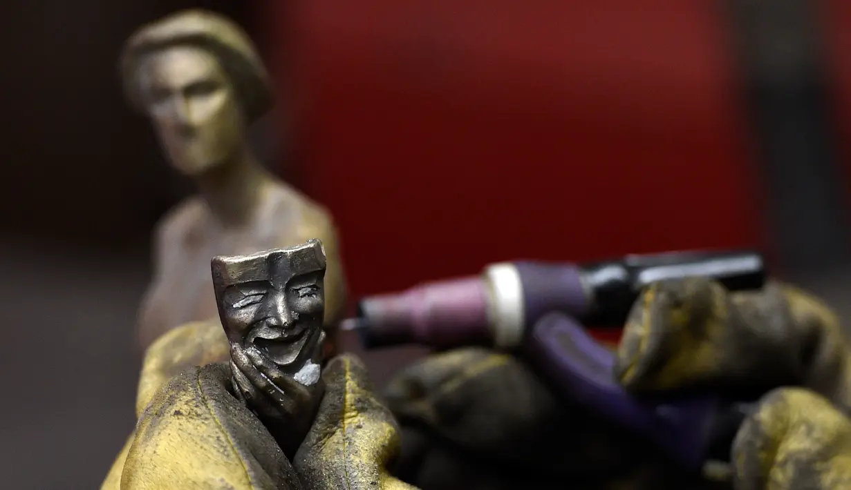 Seniman merapikan patung penghargaan Screen Actors Guild Awards (SAG Awards) di California, AS, Selasa (15/1). Patung penghargaan SAG Awards diproduksi oleh American Fine Arts Foundry. (Photo by Chris Pizzello/Invision/AP)