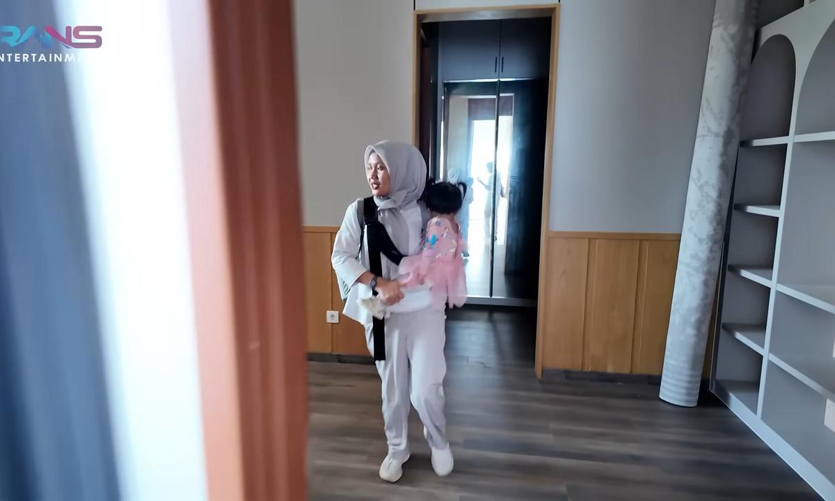 Bahagianya Baby Lily Punya Kamar Pribadi di Rumah Baru, Langsung Kepo Mau Lihat & Tersenyum Manis ke Nagita