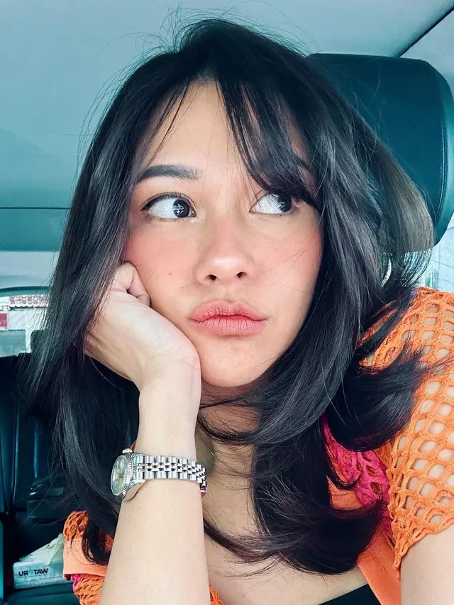 Nana Mirdad Rambut Poni