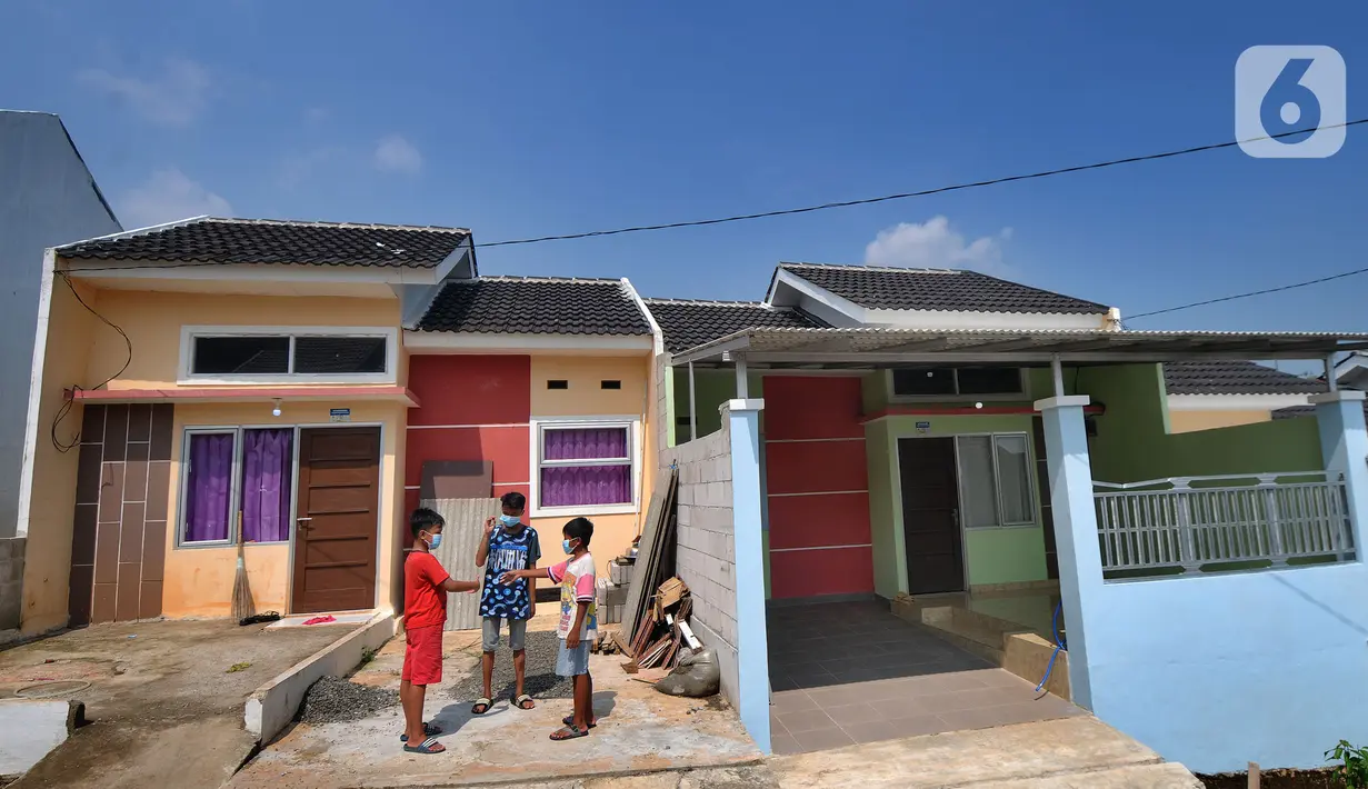 Anak-anak bermain di depan pembangunan rumah bersubsidi di Kompleks Perumahan Grand Viona, Ciseeng, Bogor, Selasa (8/6/2021). Kementerian PUPR memastikan pembangunan rumah bersubsidi dalam program sejuta rumah tahun ini masih berlanjut meski di tengah pandemi Covid-19. (merdeka.com/Arie Basuki)