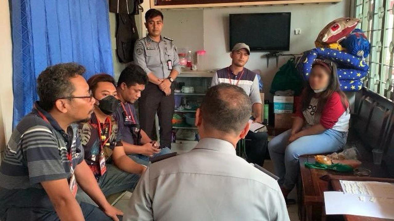 Ratusan pil koplo ditemukan petugas Lapas Kedungpane bernama Malik Kartika Sari ketika memeriksa bagian vital ES. Dia curiga ada sesuatu yang disimpan pada celana dalam wanita itu.<br>