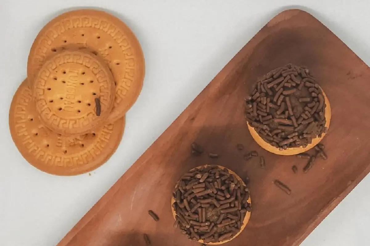 Bola-bola coklat yang dibuat dengan biskuit (IG weneedcookies__)