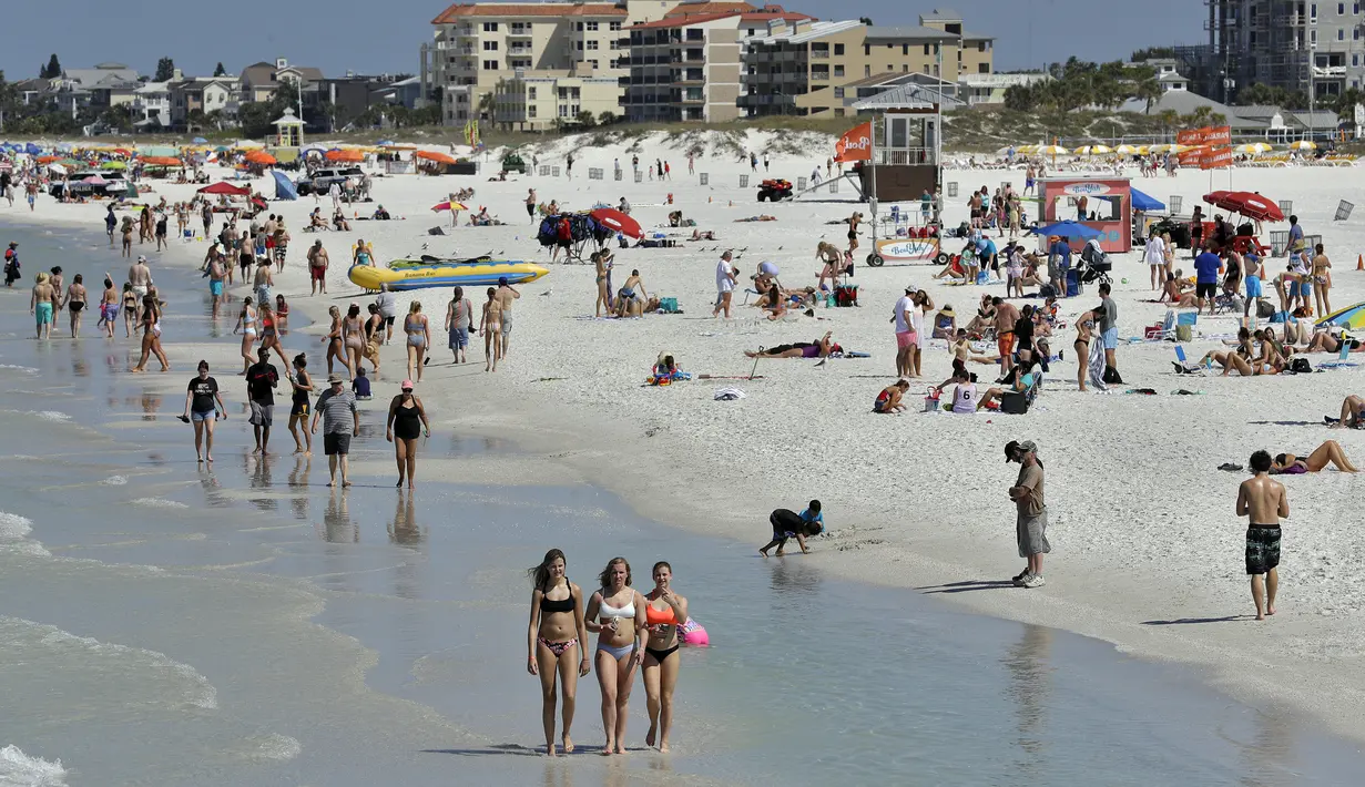 Pengunjung menikmati Clearwater Beach di Florida, Amerika Serikat, Rabu (18/3/2020). Pantai Florida masih ramai dikunjungi pengunjung kendati virus corona COVID-19 telah menyebar ke seluruh Amerika Serikat. (AP Photo/Chris O'Meara)