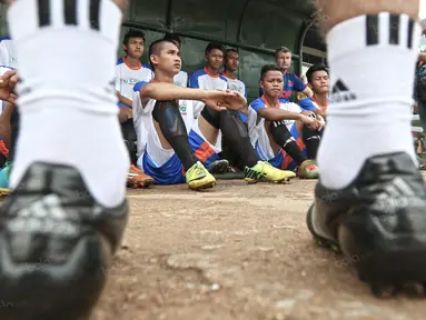 Para Pemain Dream Team B serius mengikuti arahan pelatih sebelum bertanding pada ajang United Way Coaching Clinic bersama You C1000 di Stadion Soemantri Brojonegoro, Jakarta, Sabtu (7/5/2016). (Bola.com/Nicklas Hanoatubun)