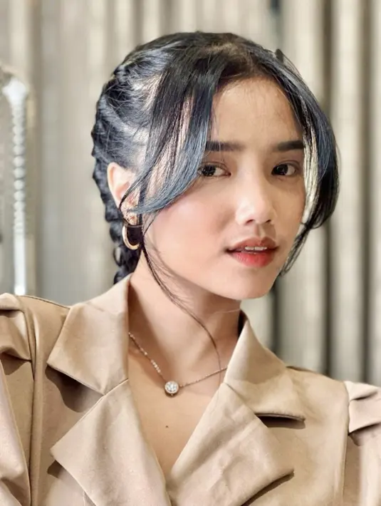 Gayanya semakin elegan dengan aksen perhiasan yang sempurnakan tampilannya.  [Foto: Instagram/ Fuji An]