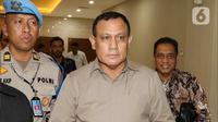 Beberapa anggota kepolisian mendampingi mantan Kapolda Sumatera Selatan itu hingga masuk ke dalam mobil Toyota Fortuner berwarna hitam doff. (Liputan6.com/Faizal Fanani)