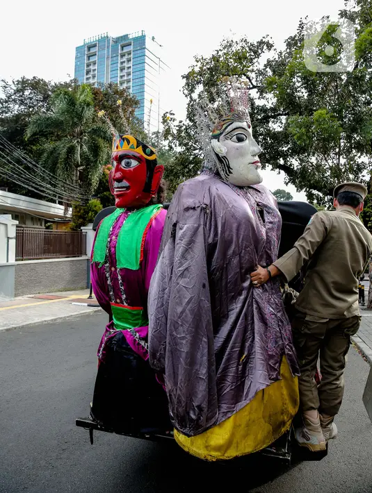Petugas Satpol PP Jakarta Selatan membawa ondel-ondel dalam razia di kawasan Bulungan, Jakarta, Rabu (24/3/2021). Razia Penyandang Masalah Kesejahteraan Sosial (PMKS) dilakukan untuk ketertiban lingkungan dan terciptanya Ibu Kota yang bebas dari PMKS. (Liputan6.com/Faizal Fanani)