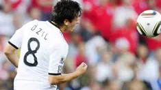Gaya gelandang Jerman Mesut Ozil menyudnul bola di laga 16 besar PD 2010 melawan Inggris di Free State Stadium, Bloemfontein, 27 Juni 2010. Jerman unggul 4-1. AFP PHOTO / JOHN MAC DOUGALL 
